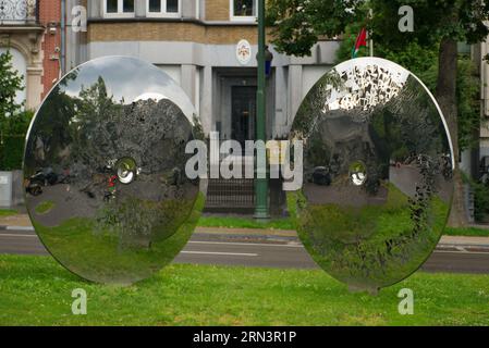 Moderne Kunst: Skulptur aus perforierten und gespiegelten Metallscheiben auf der Avenue Franklin Roosevelt, Brüssel, Belgien, mit Blick auf die Villa Empain. Stockfoto