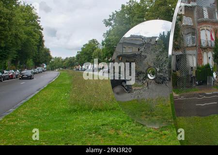 Moderne Kunst: Skulptur aus perforierten und gespiegelten Metallscheiben auf der Avenue Franklin Roosevelt, Brüssel, Belgien, mit Blick auf die Villa Empain. Stockfoto