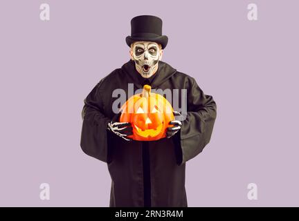 Erschreckender verrückter Mann im Maskerade Kostüm ruft an Halloween erschreckend aus. Stockfoto