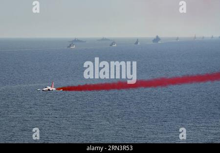 (150424) -- CANAKKALE, 24. April 2015 -- ein Flugzeug des Kunstflugteams spielt während einer Zeremonie anlässlich der historischen Schlacht von Gallipoli in Canakkale, Türkei, 24. April 2015. Der türkische Präsident Recep Tayyip Erdogan und der britische Prinz von Wales Charles Friday nahmen an mehr als 18.000 Personen Teil, um den 100. Jahrestag der Schlacht von Gallipoli zu begehen.) TÜRKEI-CANAKKALE-100. JAHRESTAG DER SCHLACHT von GALLIPOLI HexCanling PUBLICATIONxNOTxINxCHN Canakkale 24. April 2015 an Flugzeuge des Aerobatic Teams spielt während einer Zeremonie zur historischen Schlacht von Gallipoli in Canakkale Türkei 24. April 2015 türkischer Präsident Stockfoto