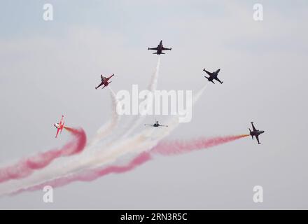 (150424) -- CANAKKALE, 24. April 2015 -- Flugzeuge des Kunstflugteams treten während einer Zeremonie anlässlich der historischen Schlacht von Gallipoli in Canakkale, Türkei, am 24. April 2015 auf. Der türkische Präsident Recep Tayyip Erdogan und der britische Prinz von Wales Charles Friday nahmen an mehr als 18.000 Personen Teil, um den 100. Jahrestag der Schlacht von Gallipoli zu begehen. TÜRKEI-CANAKKALE-100 Jahre GALLIPOLI SCHLACHT HexCanling PUBLICATIONxNOTxINxCHN Canakkale 24. April 2015 Flugzeuge des Aerobatic Teams treten während einer Zeremonie zur historischen Gallipoli Schlacht in Canakkale Türkei 24. April 2015 türkischer Präsident Recep auf Stockfoto