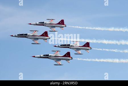 (150424) -- CANAKKALE, 24. April 2015 -- Flugzeuge des Kunstflugteams treten während einer Zeremonie anlässlich der historischen Schlacht von Gallipoli in Canakkale, Türkei, am 24. April 2015 auf. Der türkische Präsident Recep Tayyip Erdogan und der britische Prinz von Wales Charles Friday nahmen an mehr als 18.000 Personen Teil, um den 100. Jahrestag der Schlacht von Gallipoli zu begehen. TÜRKEI-CANAKKALE-100 Jahre GALLIPOLI SCHLACHT HexCanling PUBLICATIONxNOTxINxCHN Canakkale 24. April 2015 Flugzeuge des Aerobatic Teams treten während einer Zeremonie zur historischen Gallipoli Schlacht in Canakkale Türkei 24. April 2015 türkischer Präsident Recep auf Stockfoto