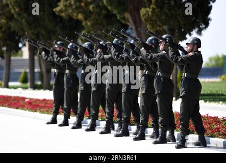 (150424) -- CANAKKALE, 24. April 2015 -- türkische Soldaten schießen während einer Zeremonie anlässlich der historischen Schlacht von Gallipoli in Canakkale, Türkei, 24. April 2015. Der türkische Präsident Recep Tayyip Erdogan und der britische Prinz von Wales Charles Friday nahmen an mehr als 18.000 Personen Teil, um den 100. Jahrestag der Schlacht von Gallipoli zu begehen. TÜRKEI-CANAKKALE-100. JAHRESTAG DER SCHLACHT VON GALLIPOLI HexCanling PUBLICATIONxNOTxINxCHN Canakkale 24. April 2015 türkische Soldaten schießen während einer Zeremonie anlässlich der historischen Schlacht von Gallipoli in Canakkale Türkei 24. April 2015 türkischer Präsident Recep Tayyip Erdogan und Briti Stockfoto