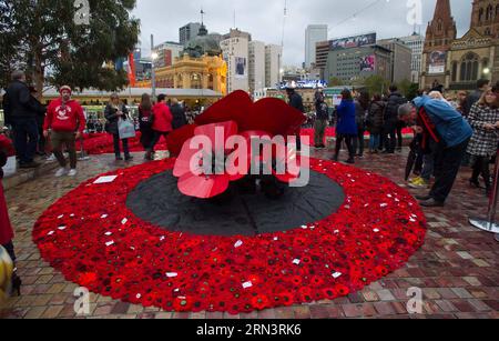 AKTUELLES ZEITGESCHEHEN ANZAC Day in Australien (150425) -- MELBOURNE, 25. April 2015 -- Menschen treffen sich am Federation Square, um 250.000 gestrickte Mohnblumen zu besuchen, um den Jahrestag des ANZAC-Tages in Melbourne, Australien, am 25. April 2015 zu feiern. Hunderttausende Australier gedachten am Samstag des ANZAC-Tages, dem 100. Jahrestag der unglückseligen Gallipoli-Kampagne, die den ANZAC-Geist definieren sollte. ) AUSTRALIEN-MELBOURNE-ANZAC-HUNDERTJAHRFEIER BaixXue PUBLICATIONxNOTxINxCHN News aktuelle Veranstaltungen Anzac Day in Australien Melbourne 25 2015 Prominente treffen sich auf DER Federation Stockfoto