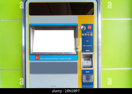 Ein weißes Modell eines automatisierten Fahrkartenautomaten wird in einem Zug oder einer U-Bahn-Station gezeigt und symbolisiert so den nahtlosen Reisekomfort. Stockfoto