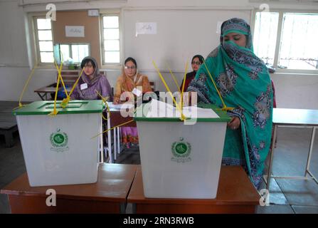 POLITIK Wahlen im pakistanischen Peshawar (150425) -- PESHAWAR, 25. April 2015 -- Eine pakistanische Frau gibt ihre Stimme in einer Wahlstation während der Kommunalwahlen im nordwestpakistanischen Peshawar am 25. April 2015 ab. PAKISTAN-PESHAWAR-LOKAL-KÖRPERWAHL UmarxQayyum PUBLICATIONxNOTxINxCHN Politik wählt in Pakistanisch Peshawar Peshawar April 25 2015 eine pakistanische Frau gibt ihre STIMME in einer Wahlstation während der lokalen KÖRPERSCHAFTSWAHL in Nordwest Pakistan S Peshawar AM April 25 2015 Pakistan Peshawar LOKALKÖRPERWAHL PUBLICATIONxNOTxINxCHN ab Stockfoto