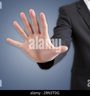 Geschäftsmann zeigt 5 Finger. Mann, der die Handfläche ausstreckt. Stockfoto