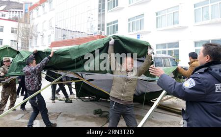 (150426) -- NYALAM, 26. April 2015 -- Rettungskräfte stellen ein Zelt in Chongdui, Stadt Nyalam County, Xigaze, südwestchinesische Autonome Region Tibet, 26. April 2015. Die Zahl der Todesopfer in der autonomen Region Tibet im Südwesten Chinas ist auf 17 gestiegen, nachdem am Samstag ein starkes Erdbeben das benachbarte Nepal erschütterte. Insgesamt wurden 53 Menschen verletzt, während nach Angaben der Rettungskräfte etwa 12.000 evakuiert wurden. )(mcg) CHINA-XIGAZE-NEPAL EARTHQUAKE (CN) Chogo PUBLICATIONxNOTxINxCHN Nyalam April 26 2015 Rescue Pitch ein Zelt in der Stadt Nyalam County Xigaze Südwesten Chinas S Tibet Autonome Region April 26 2 Stockfoto