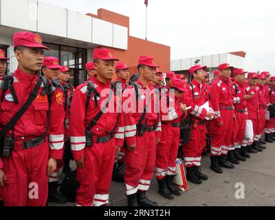 (150426) -- KATHMANDU, 26. April 2015 -- Mitglieder des China International Search and Rescue Teams kommen am 26. April 2015 am Tribhuwan International Airport in Kathmandu an, nachdem Nepal am Samstag von einem starken Erdbeben heimgesucht wurde. ) NEPAL-KATHMANDU-ERDBEBEN-CHINA-RETTUNGSTEAM ZhouxShengping PUBLICATIONxNOTxINxCHN Kathmandu April 26 2015 Mitglieder des China International Search and Rescue Teams kommen AM Tribhuwan International Airport in Kathmandu April 26 2015 nach einem starken Erdbeben in Nepal AM Samstag Nepal Kathmandu Earthquake China Rescue Team PUBLICATIONxNOTxINxCHN an Stockfoto