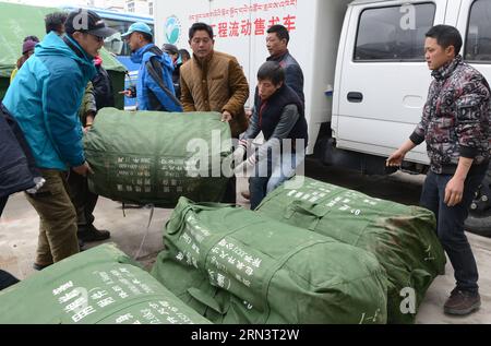 (150426) -- NYALAM, 26. April 2015 -- Rettungsmaterial wird nach Nyalam County of Xigaze, Südwestchinas Autonome Region Tibet, transportiert, 26. April 2015. Die Zahl der Todesopfer in der autonomen Region Tibet im Südwesten Chinas ist auf 17 gestiegen, nachdem am Samstag ein starkes Erdbeben das benachbarte Nepal erschütterte. Insgesamt wurden 53 Menschen verletzt, während nach Angaben der Rettungskräfte etwa 12.000 evakuiert wurden. )(mcg) CHINA-XIGAZE-NEPAL EARTHQUAKE (CN) Chogo PUBLICATIONxNOTxINxCHN Nyalam April 26 2015 Rettungsmaterial wird im April 26 nach Nyalam County Xigaze Südwestchina S Tibet Autonomous Region transportiert Stockfoto