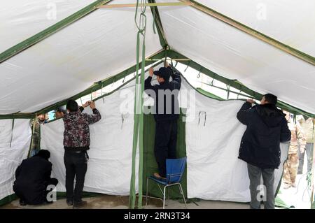 (150426) -- NYALAM, 26. April 2015 -- Rettungskräfte stellen ein Zelt in Chongdui, Stadt Nyalam County, Xigaze, südwestchinesische Autonome Region Tibet, 26. April 2015. Die Zahl der Todesopfer in der autonomen Region Tibet im Südwesten Chinas ist auf 17 gestiegen, nachdem am Samstag ein starkes Erdbeben das benachbarte Nepal erschütterte. Insgesamt wurden 53 Menschen verletzt, während nach Angaben der Rettungskräfte etwa 12.000 evakuiert wurden. )(mcg) CHINA-XIGAZE-NEPAL EARTHQUAKE (CN) Chogo PUBLICATIONxNOTxINxCHN Nyalam April 26 2015 Rescue Pitch ein Zelt in der Stadt Nyalam County Xigaze Südwesten Chinas S Tibet Autonome Region April 26 2 Stockfoto