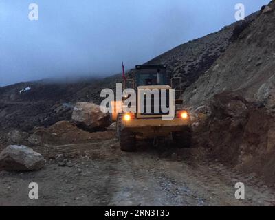 Retter versuchen, Felsen auf einer Straße zu entfernen, die das Nyalam County mit der Stadt Zhangmu verbindet, die an der Grenze zwischen China und Nepal liegt, in der Präfektur Xigaze der autonomen Region Tibet im Südwesten Chinas, 26. April 2015. Die Zahl der Todesopfer in Tibet ist auf 17 gestiegen und die Zahl der Verletzten lag bei 53, nachdem am Samstag ein Erdbeben der Stärke 8,1 das benachbarte Nepal heimgesucht hatte, sagten die lokalen Behörden am Sonntag. (lfj) CHINA-XIGAZE-NEPAL EARTHQUAKE (CN) Zhawang PUBLICATIONxNOTxINxCHN Rescue Versuche, Rocks AUF einer Straße zu beseitigen, die das Nyalam County mit der Stadt Zhangmu verbindet, die AN der Grenze zwischen China und Nepa liegt Stockfoto