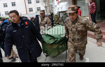 (150426) -- NYALAM, 26. April 2015 -- Soldaten tragen Rettungsmaterial in der Stadt Chongdui im Nyalam County, Xigaze, südwestchinesische Autonome Region Tibet, 26. April 2015. Die Zahl der Todesopfer in der autonomen Region Tibet im Südwesten Chinas ist auf 17 gestiegen, nachdem am Samstag ein starkes Erdbeben das benachbarte Nepal erschütterte. Insgesamt wurden 53 Menschen verletzt, während nach Angaben der Rettungskräfte etwa 12.000 evakuiert wurden. )(mcg) CHINA-XIGAZE-NEPAL EARTHQUAKE (CN) Chogo PUBLICATIONxNOTxINxCHN Nyalam April 26 2015 Soldaten tragen Rettungsmaterial in der Stadt Nyalam County Xigaze im Südwesten Chinas S Tibet Autonom Stockfoto