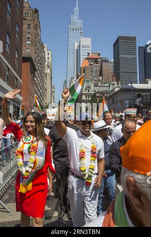 41. Jährliche India Day Parade auf der Madison Avenue in New York City im Jahr 2023. Bürgermeister Adams marschiert bei der Parade mit einem der Ehrengäste. Stockfoto
