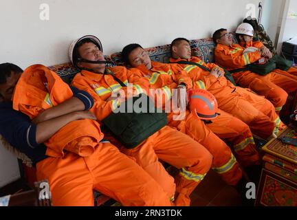 (150426) -- NYALAM, 26. April 2015 -- Rescuers Rest in Nyalam County, Xigaze, südwestchinesische Autonome Region Tibet, 26. April 2015. Die Zahl der Todesopfer in der autonomen Region Tibet im Südwesten Chinas ist auf 17 gestiegen, nachdem am Samstag ein starkes Erdbeben das benachbarte Nepal erschütterte. Insgesamt wurden 53 Menschen verletzt, während nach Angaben der Rettungskräfte etwa 12.000 evakuiert wurden. )(yxb) CHINA-XIGAZE-NEPAL EARTHQUAKE (CN) Chogo PUBLICATIONxNOTxINxCHN Nyalam April 26 2015 Rettung der Erholung in Nyalam County Xigaze Südwest China S Tibet Autonome Region April 26 2015 Todesopfer in Südwest China S Tibet Stockfoto