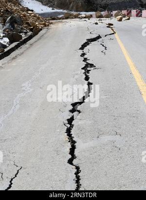 (150426) -- NYALAM, 26. April 2015 -- Foto aufgenommen am 26. April 2015 zeigt einen Riss auf der Nationalstraße Nr. 318 im Nyalam County, südwestchinesische Autonome Region Tibet. Ein Erdrutsch blockierte die Nationalstraße Nr. 318 nach einem Erdbeben der Stärke 8,1 im benachbarten Nepal. Weitere Fahrzeuge sind auf dem Weg, um die Felsen auf der Straße des Nyalam County Abschnitts zu entfernen. ) (mt) CHINA-TIBET-NYALAM-NEPAL EARTHQUAKE (CN) Chogo PUBLICATIONxNOTxINxCHN Nyalam April 26 2015 Foto VOM April 26 2015 zeigt einen Riss AUF DER Nationalstraße Nr. 318 im Nyalam County im Südwesten Chinas S Tibet Autonomou Stockfoto