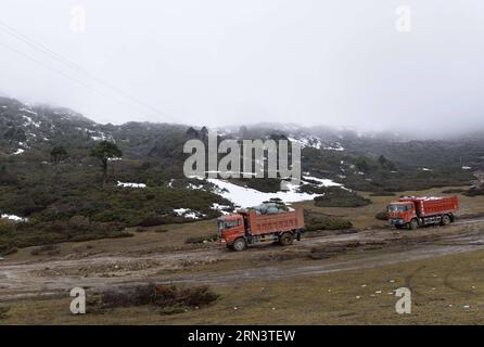 (150426) -- XIGAZE, 26. April 2015 -- Fahrzeuge transportieren Hilfsgüter zu von Erdbeben betroffenen Gebieten im Gyirong County in Xigaze, Südwestchinas Autonome Region Tibet, 26. April 2015. Die Zahl der Todesopfer in der autonomen Region Tibet im Südwesten Chinas liegt bei 17, nachdem am Samstag ein starkes Erdbeben das benachbarte Nepal erschütterte. Insgesamt wurden 53 Menschen verletzt, während nach Angaben der Rettungskräfte etwa 12.000 evakuiert wurden. ) (Yxb) ERDBEBEN IN CHINA-TIBET-NEPAL (CN) LiuxDongjun PUBLICATIONxNOTxINxCHN Xigaze April 26 2015 FAHRZEUGE transportieren Hilfsgüter zu den von den ERDBEBEN betroffenen Gebieten im Gyirong County in Xigaze Südwestchina S Stockfoto