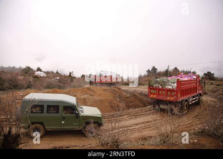 (150426) -- XIGAZE, 26. April 2015 () -- Fahrzeuge transportieren Hilfsgüter zu von Erdbeben betroffenen Gebieten im Gyirong County in Xigaze, südwestchinesische Autonome Region Tibet, 26. April 2015. Die Zahl der Todesopfer in der autonomen Region Tibet im Südwesten Chinas liegt bei 17, nachdem am Samstag ein starkes Erdbeben das benachbarte Nepal erschütterte. Insgesamt wurden 53 Menschen verletzt, während nach Angaben der Rettungskräfte etwa 12.000 evakuiert wurden. () (yxb) ERDBEBEN CHINA-TIBET-NEPAL (CN) Xinhua PUBLICATIONxNOTxINxCHN Xigaze April 26 2015 FAHRZEUGE transportieren Hilfsgüter zu den von den ERDBEBEN betroffenen Gebieten im Gyirong County in Xigaze Südwestchina S T Stockfoto