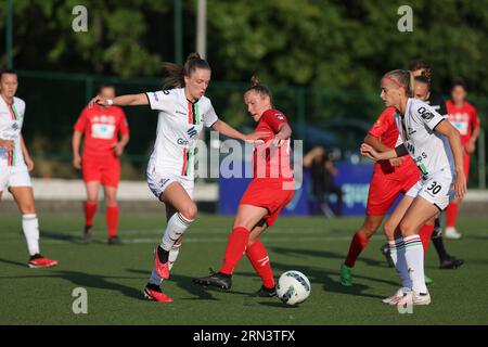 Oud Heverlee, Belgien. 26. August 2023. Valesca Ampoorter (10) von OHL, Stefanie Deville (14) von Woluwe und Julie Biesmans (30) von OHL, dargestellt während eines Fußballspiels zwischen Oud Heverlee Leuven und White Star Woluwe am 1. Spieltag der Saison 2023 - 2024 der belgischen Lotto-Superliga für Frauen, am 26. August 2023 in Oud-Heverlee, Belgien. Quelle: Sportpix/Alamy Live News Stockfoto