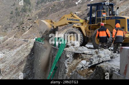 (150426) -- NYALAM, 26. April 2015 -- Ein Planierraupen entfernt Felsen auf der Nationalstraße Nr. 318 im Nyalam County, südwestchinesische Autonome Region Tibet, 26. April 2015. Ein Erdrutsch blockierte die Nationalstraße Nr. 318 nach einem Erdbeben der Stärke 8,1 im benachbarten Nepal. Weitere Fahrzeuge sind auf dem Weg, um die Felsen auf der Straße des Nyalam County Abschnitts zu entfernen. ) (mt) CHINA-TIBET-NYALAM-NEPAL EARTHQUAKE (CN) Chogo PUBLICATIONxNOTxINxCHN Nyalam April 26 2015 A Bulldozers Clear Off Rocks ON the No 318 National Road in Nyalam County Südwest-China S Tibet Autonomous Region Stockfoto