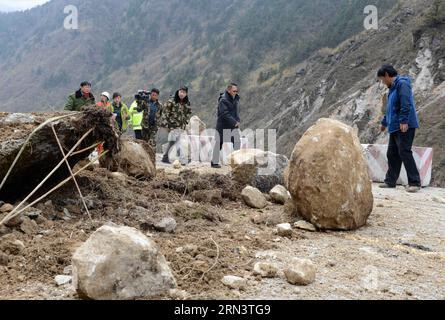 (150426) -- NYALAM, 26. April 2015 -- Rettungskräfte untersuchen die blockierte Nationalstraße Nr. 318 im Nyalam County, südwestchinesische Autonome Region Tibet, 26. April 2015. Ein Erdrutsch blockierte die Nationalstraße Nr. 318 nach einem Erdbeben der Stärke 8,1 im benachbarten Nepal. Weitere Fahrzeuge sind auf dem Weg, um die Felsen auf der Straße des Nyalam County Abschnitts zu entfernen. ) (mt) ERDBEBEN IN CHINA-TIBET-NYALAM-NEPAL (CN) Chogo PUBLICATIONxNOTxINxCHN Nyalam April 26 2015 Rettungskräfte untersuchen die blockierte Nationalstraße Nr. 318 im Kreis Nyalam im Südwesten Chinas in der autonomen Region Tibet im April Stockfoto