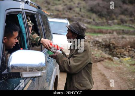 (150426) -- XIGAZE, 26. April 2015 () -- Retter verteilen Lebensmittel an Dorfbewohner im Gyirong County in Xigaze, südwestchinesische Autonome Region Tibet, 26. April 2015. Die Zahl der Todesopfer in Tibet ist auf 17 gestiegen und die Zahl der Verletzten lag bei 53, nachdem am Samstag ein Erdbeben der Stärke 8,1 das benachbarte Nepal heimgesucht hatte, sagten die lokalen Behörden am Sonntag. () (yxb) ERDBEBEN IN CHINA-TIBET-NEPAL (CN) Xinhua PUBLICATIONxNOTxINxCHN Xigaze April 26 2015 Rettung Verteilung von Lebensmitteln an Dorfbewohner im Gyirong County in Xigaze Südwest-China S Tibet Autonome Region April 26 2015 die Zahl der Todesopfer in Tibet beträgt c Stockfoto