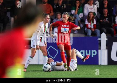 Oud Heverlee, Belgien. 26. August 2023. Valesca Ampoorter (10) von OHL, Hannah Eurlings (9) von OHL (am Boden) und Lisa Despret (6) von Woluwe, die während eines Fußballspiels zwischen Oud Heverlee Leuven und White Star Woluwe am 1. Spieltag der Saison 2023 - 2024 der belgischen Lotto-Super-Liga für Frauen abgebildet wurden, am 26. August 2023 in Oud-Heverlee, Belgien. Quelle: Sportpix/Alamy Live News Stockfoto