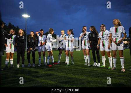 Oud Heverlee, Belgien. 26. August 2023. Aurelie Reynders (15) von OHL, Valesca Ampoorter (10) von OHL, Linde Veefkind (25) von OHL, Marie Detruyer (8) von OHL Nikee Van Dijk (20) von OHL, Elisa Carravetta (47) von OHL, Julie Biesmans (30) von OHL, dargestellt nach einem Fußballspiel zwischen Oud Heverlee Leuven und White Star Woluwe am 1. Spieltag der Saison 2023 - 2024 der belgischen Lotto Womens Super League, am 26. August 2023 in Oud-Heverlee, Belgien. Quelle: Sportpix/Alamy Live News Stockfoto