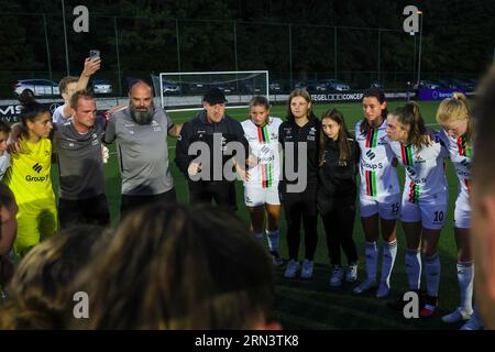 Oud Heverlee, Belgien. 26. August 2023. Cheftrainer Jimmy Coenraets von OHL und einige OHL-Spieler, darunter Aurelie Reynders (15) von OHL, Valesca Ampoorter (10) von OHL, Linde Veefkind (25) von OHL, abgebildet nach einem Fußballspiel zwischen Oud Heverlee Leuven und White Star Woluwe am 1. Spieltag der Saison 2023 - 2024 der belgischen Lotto-Super-Liga der Frauen am 26. August 2023 in Oud-Heverlee, Belgien. Quelle: Sportpix/Alamy Live News Stockfoto