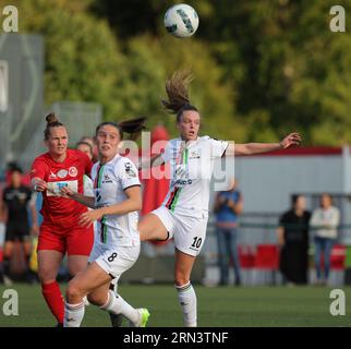 Oud Heverlee, Belgien. 26. August 2023. Stefanie Deville (14) von Woluwe, Marie Detruyer (8) von OHL und Valesca Ampoorter (10) von OHL, dargestellt während eines Fußballspiels zwischen Oud Heverlee Leuven und White Star Woluwe am 1. Spieltag der Saison 2023 - 2024 der belgischen Lotto-Super-Liga für Frauen, am 26. August 2023 in Oud-Heverlee, Belgien. Quelle: Sportpix/Alamy Live News Stockfoto