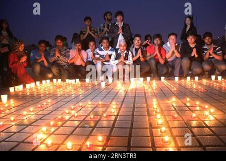 (150426) -- HENGYANG, 26. April 2015 -- Studenten zünden Kerzen an und beten für Menschen, die in Nepal in einem Erdbeben gefangen sind, an der Universität von Südchina in der Stadt Hengyang, Provinz Hunan in Zentralchina, 26. April 2015. ) (mt) CHINA-HENGYANG-NEPAL EARTHQUAKE-PRAYING (CN) CaoxZhengping PUBLICATIONxNOTxINxCHN Hengyang April 26 2015 Studenten zünden Kerzen AN und beten für Berühmtheiten in Nepal Erdbeben AN der Universität von Südchina in Hengyang Stadt Zentralchina Provinz S Hunan April 26 2015 Mt China Hengyang Nepal Erdbeben beten CN PUBLICATIONxNOTxCHINxCHN Stockfoto