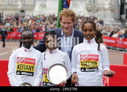 (150426) -- LONDON, 26. April 2015 -- der britische Prinz Harry posiert für ein Bild mit der Gewinnerin des Women's Race Mary Keitany aus Kenia (L), die Zweiter wurde, Tigist Tufa aus Äthiopien (C), die an erster Stelle stand, und Tirfi Tsegaye aus Äthiopien (R), die am Sonntag, dem 35. London Marathon, den 26. April 2015, Dritter wurde. Tigist Tufa aus Äthiopien gewann das Gold mit 2 Stunden 23 Minuten und 22 Sekunden. (SP)UK-LONDON-MARATHON HanxYan PUBLICATIONxNOTxINxCHN London April 26 2015 Großbritannien S Prince Harry posiert für ein Bild mit den Gewinnern des Women S Race Mary of Kenya l, die zweite Tufa von Äthiopien C, die den ersten Platz belegte Stockfoto