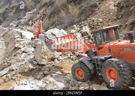 Bewaffnete Verkehrspolizisten räumen die unterbrochenen Straßen zwischen Nyalam County und Zham Town in Xigaze City, Südwestchinas autonome Region Tibet, 27. April 2015. Ein Erdbeben der Stärke 8,1 erschütterte Nepal am Samstag um 14:11 Uhr (Pekinger Zeit) und tötete mindestens 3.218 Menschen. Das Beben traf auch Gyirong und das benachbarte County Nyalam in der Stadt Xigaze, angrenzend an Nepal, stark. )(wjq) CHINA-TIBET-XIGAZE-NEPAL EARTHQUAN (CN) ZhangxQuan PUBLICATIONxNOTxINxCHN bewaffnete Verkehrspolizei bereinigt die gestörten Straßen zwischen dem Kreis Nyalam und der Stadt Zham in der Stadt Xigaze im Südwesten Chinas S Tibet Autonome Region AP Stockfoto