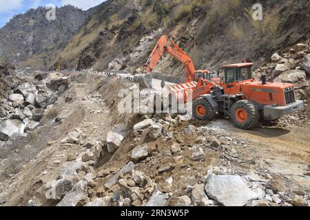 Bewaffnete Verkehrspolizisten räumen die unterbrochenen Straßen zwischen Nyalam County und Zham Town in Xigaze City, Südwestchinas autonome Region Tibet, 27. April 2015. Ein Erdbeben der Stärke 8,1 erschütterte Nepal am Samstag um 14:11 Uhr (Pekinger Zeit) und tötete mindestens 3.218 Menschen. Das Beben traf auch Gyirong und das benachbarte County Nyalam in der Stadt Xigaze, angrenzend an Nepal, stark. )(wjq) CHINA-TIBET-XIGAZE-NEPAL EARTHQUAN (CN) ZhangxQuan PUBLICATIONxNOTxINxCHN bewaffnete Verkehrspolizei bereinigt die gestörten Straßen zwischen dem Kreis Nyalam und der Stadt Zham in der Stadt Xigaze im Südwesten Chinas S Tibet Autonome Region AP Stockfoto