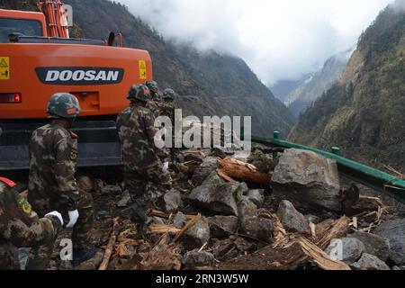 Bewaffnete Verkehrspolizisten räumen die unterbrochenen Straßen zwischen Nyalam County und Zham Town in Xigaze City, Südwestchinas autonome Region Tibet, 27. April 2015. Ein Erdbeben der Stärke 8,1 erschütterte Nepal am Samstag um 14:11 Uhr (Pekinger Zeit) und tötete mindestens 3.218 Menschen. Das Beben traf auch Gyirong und das benachbarte County Nyalam in der Stadt Xigaze, angrenzend an Nepal, stark. )(wjq) CHINA-TIBET-XIGAZE-NEPAL EARTHQUAN (CN) ZhangxQuan PUBLICATIONxNOTxINxCHN bewaffnete Verkehrspolizei bereinigt die gestörten Straßen zwischen dem Kreis Nyalam und der Stadt Zham in der Stadt Xigaze im Südwesten Chinas S Tibet Autonome Region AP Stockfoto