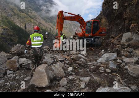 Bewaffnete Verkehrspolizisten räumen die unterbrochenen Straßen zwischen Nyalam County und Zham Town in Xigaze City, Südwestchinas autonome Region Tibet, 27. April 2015. Ein Erdbeben der Stärke 8,1 erschütterte Nepal am Samstag um 14:11 Uhr (Pekinger Zeit) und tötete mindestens 3.218 Menschen. Das Beben traf auch Gyirong und das benachbarte County Nyalam in der Stadt Xigaze, angrenzend an Nepal, stark. )(wjq) CHINA-TIBET-XIGAZE-NEPAL EARTHQUAN (CN) ZhangxQuan PUBLICATIONxNOTxINxCHN bewaffnete Verkehrspolizei bereinigt die gestörten Straßen zwischen dem Kreis Nyalam und der Stadt Zham in der Stadt Xigaze im Südwesten Chinas S Tibet Autonome Region AP Stockfoto