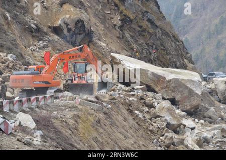 Bewaffnete Verkehrspolizisten räumen die unterbrochenen Straßen zwischen Nyalam County und Zham Town in Xigaze City, Südwestchinas autonome Region Tibet, 27. April 2015. Ein Erdbeben der Stärke 8,1 erschütterte Nepal am Samstag um 14:11 Uhr (Pekinger Zeit) und tötete mindestens 3.218 Menschen. Das Beben traf auch Gyirong und das benachbarte County Nyalam in der Stadt Xigaze, angrenzend an Nepal, stark. )(wjq) CHINA-TIBET-XIGAZE-NEPAL EARTHQUAN (CN) ZhangxQuan PUBLICATIONxNOTxINxCHN bewaffnete Verkehrspolizei bereinigt die gestörten Straßen zwischen dem Kreis Nyalam und der Stadt Zham in der Stadt Xigaze im Südwesten Chinas S Tibet Autonome Region AP Stockfoto