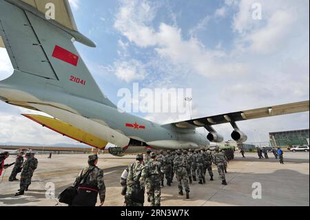 (150427) -- KUNMING, 27. April 2015 -- Offiziere und Soldaten bereiten sich vor, ein IL-76-Flugzeug an Bord eines Flughafens zu nehmen, bevor sie in Kunming, der Hauptstadt der südwestchinesischen Provinz Yunnan, am 27. April 2015 in das erdbebengefährdete Nepal abfliegen. Ein Erdbeben der Stärke 8,1 erschütterte Nepal um 14:11 Uhr (Pekinger Zeit), wobei mehr als 2.000 Menschen getötet und weitere 5.460 in Nepal verletzt wurden. Das Beben traf auch den südwestlichen Teil des chinesischen Tibets. Etwa 24.800 Menschen wurden in Xigaze City umgesiedelt. ) (Yxb) CHINA-NEPAL EARTHQUAKE-CHINA AIR FORCE AID (CN) ZhangxHengping PUBLICATIONxNOTxINxCHN Kunming April 27 2015 Stockfoto