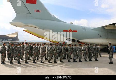 (150427) -- KUNMING, 27. April 2015 -- Offiziere und Soldaten bereiten sich vor, ein IL-76-Flugzeug an Bord eines Flughafens zu nehmen, bevor sie in Kunming, der Hauptstadt der südwestchinesischen Provinz Yunnan, am 27. April 2015 in das erdbebengefährdete Nepal abfliegen. Ein Erdbeben der Stärke 8,1 erschütterte Nepal um 14:11 Uhr (Pekinger Zeit), wobei mehr als 2.000 Menschen getötet und weitere 5.460 in Nepal verletzt wurden. Das Beben traf auch den südwestlichen Teil des chinesischen Tibets. Etwa 24.800 Menschen wurden in Xigaze City umgesiedelt. ) (Yxb) CHINA-NEPAL EARTHQUAKE-CHINA AIR FORCE AID (CN) ZhaoxXiaorong PUBLICATIONxNOTxINxCHN Kunming April 27 2015 O Stockfoto