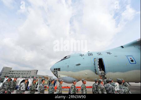 (150427) -- KUNMING, 27. April 2015 -- Offiziere und Soldaten steigen an Bord eines IL-76-Flugzeugs auf einem Flughafen, bevor sie in Kunming, der Hauptstadt der südwestchinesischen Provinz Yunnan, am 27. April 2015 in das erdbebengefährdete Nepal abfliegen. Ein Erdbeben der Stärke 8,1 erschütterte Nepal um 14:11 Uhr (Pekinger Zeit), wobei mehr als 2.000 Menschen getötet und weitere 5.460 in Nepal verletzt wurden. Das Beben traf auch den südwestlichen Teil des chinesischen Tibets. Etwa 24.800 Menschen wurden in Xigaze City umgesiedelt. ) (Yxb) CHINA-NEPAL EARTHQUAKE-CHINA AIR FORCE AID (CN) ZhangxHengping PUBLICATIONxNOTxINxCHN Kunming April 27 2015 Offiziere A Stockfoto