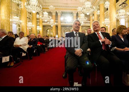 (150427) -- WIEN, 27. April 2015 -- der österreichische Staatspräsident Heinz Fischer (Front, 1. L) und der deutsche Staatspräsident Joachim Gauck (Front, 2. L) nehmen an der offiziellen Feier zum 70. Jahrestag der Wiedererrichtung der Republik Österreich in der Wiener Hofburg, 27. April 2015, Teil. ) ÖSTERREICH-WIEN-70 Jahre-WIEDERERRICHTUNG QianxYi PUBLICATIONxNOTxINxCHN Wien April 27 2015 Österreichischer Präsident Heinz Fischer Front 1st l und deutscher Präsident Joachim Gauck Front 2nd l nehmen an der offiziellen Feier zum 70. Jahrestag des rechten Stabls Teil Stockfoto