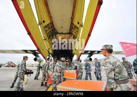 (150427) -- KUNMING, 27. April 2015 -- Offiziere und Soldaten laden Rettungsmaterial auf ein IL-76-Flugzeug auf einem Flughafen, bevor sie in das vom Erdbeben betroffene Nepal in Kunming, der Hauptstadt der südwestchinesischen Provinz Yunnan, am 27. April 2015 abfliegen. Ein Erdbeben der Stärke 8,1 erschütterte Nepal um 14:11 Uhr (Pekinger Zeit), wobei mehr als 2.000 Menschen getötet und weitere 5.460 in Nepal verletzt wurden. Das Beben traf auch den südwestlichen Teil des chinesischen Tibets. Etwa 24.800 Menschen wurden in Xigaze City umgesiedelt. ) (Yxb) CHINA-NEPAL EARTHQUAKE-CHINA AIR FORCE AID (CN) ZhangxHengping PUBLICATIONxNOTxINxCHN Kunming April Stockfoto