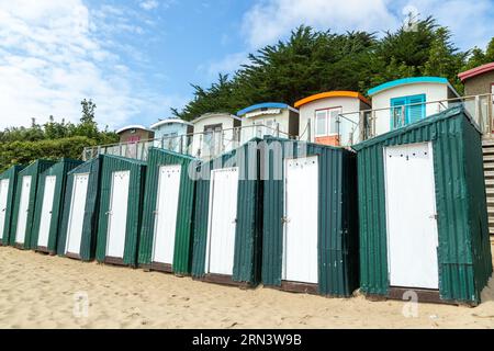 Abersoch Beach und Strandhütten an einem Sommertag. Stockfoto