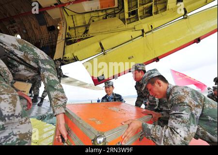 (150427) -- KUNMING, 27. April 2015 -- Offiziere und Soldaten laden Rettungsmaterial auf ein IL-76-Flugzeug auf einem Flughafen, bevor sie in das vom Erdbeben betroffene Nepal in Kunming, der Hauptstadt der südwestchinesischen Provinz Yunnan, am 27. April 2015 abfliegen. Ein Erdbeben der Stärke 8,1 erschütterte Nepal um 14:11 Uhr (Pekinger Zeit), wobei mehr als 2.000 Menschen getötet und weitere 5.460 in Nepal verletzt wurden. Das Beben traf auch den südwestlichen Teil des chinesischen Tibets. Etwa 24.800 Menschen wurden in Xigaze City umgesiedelt. ) (Yxb) CHINA-NEPAL EARTHQUAKE-CHINA AIR FORCE AID (CN) ZhangxHengping PUBLICATIONxNOTxINxCHN Kunming April Stockfoto