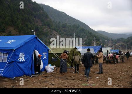 (150427) -- XIGAZE, 27. April 2015 -- provisorische Zelte werden für die vom Erdbeben betroffenen Bewohner in Jilung Town im Jilung County der Stadt Xigaze, südwestchinesische Autonome Region Tibet, 27. April 2015, installiert. Mindestens 20 Menschen wurden nach dem Erdbeben, das am Samstag das benachbarte Nepal erschütterte, als tot, 58 Verletzte und weitere vier als vermisst bestätigt. Etwa 24.800 Menschen wurden in die tibetische Stadt Xigaze umgesiedelt. ) (mt) CHINA-TIBET-XIGAZE-NEPAL EARTHQUAKE (CN) WangxShoubao PUBLICATIONxNOTxINxCHN Xigaze im April 27 2015 werden provisorische Zelte für vom Erdbeben betroffene Bewohner installiert A Stockfoto