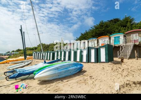 Abersoch Beach und Strandhütten an einem Sommertag. Stockfoto