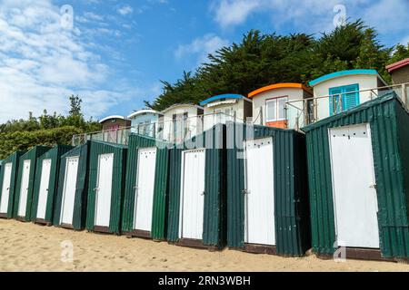 Abersoch Beach und Strandhütten an einem Sommertag. Stockfoto