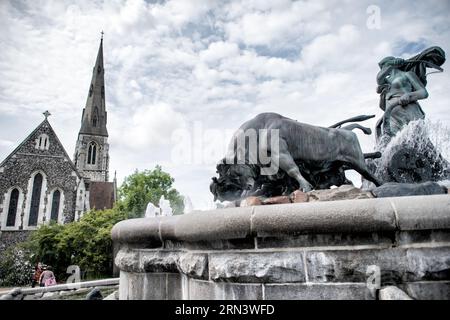 KOPENHAGEN, Dänemark – der Gefion-Brunnen steht am Eingang zur Langelinie-Promenade. Die großformatige Bronzeskulptur zeigt die nordische Göttin Gefjon und ihre vier Ochsen, die dramatisch das Meer inmitten von Wasserstrahlen pflügen und die mythische Schöpfung Neuseelands veranschaulichen. Stockfoto