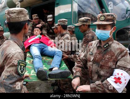 (150428) -- GYIRONG, 28. April 2015 -- ein Verwundeter wird von einem Militärhubschrauber im Gyirong County, südwestchinesische Autonome Region Tibet, 28. April 2015, durchgeführt. Über 200 chinesische Arbeiter waren nach dem Erdbeben am Samstag in einem Wasserkraftwerk in Nepal gefangen. 25 von ihnen wurden in den chinesischen Landehafen gebracht und dann von Hubschraubern evakuiert, die am Dienstag vom Chengdu Military Area Command geschickt wurden. (mt) CHINA-TIBET-GYIRONG-NEPAL EARTHQUAKE (CN) LiuxKun PUBLICATIONxNOTxINxCHN Gyirong, April 28 2015, WIRD von einem Militärhubschrauber im Gyirong County im Südwesten C durchgeführt Stockfoto