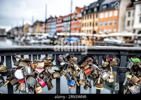 KOPENHAGEN, Dänemark – Nyhavn, der historische Hafen von Kopenhagen, ist voller Aktivitäten. Nyhavn war einst ein Handelshafen, in dem Schiffe aus der ganzen Welt anlegen sollten. Heute ist es ein kultureller Hotspot voller Restaurants, Bars und traditioneller Häuser, der seinen Wandel von einem geschäftigen maritimen Drehkreuz zu einer großen Touristenattraktion markiert. Stockfoto